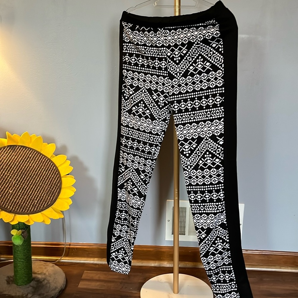 Leggings XL by BLU in black and white